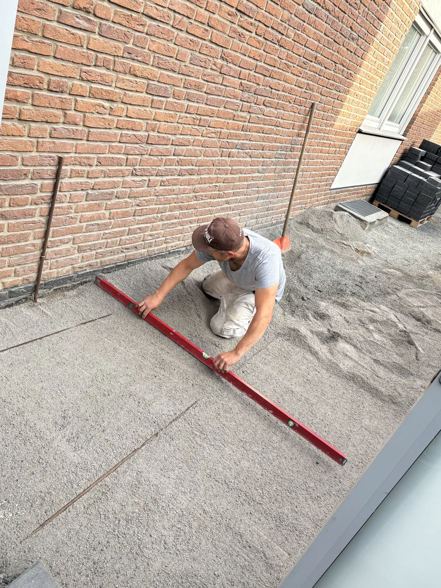Bodenfläche wird für ein Planum abgezogen