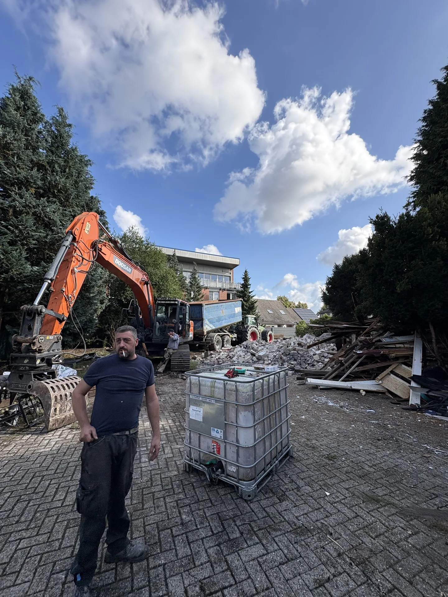 Bagger bei Erdarbeiten auf der Baustelle