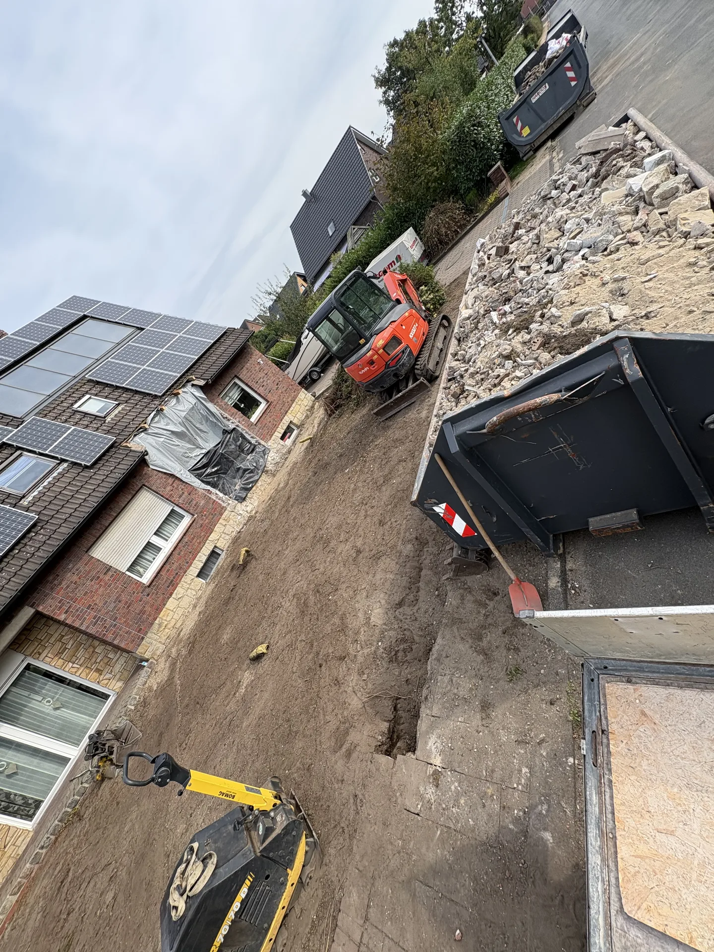 Bagger und Container auf einer Abbruchbaustelle