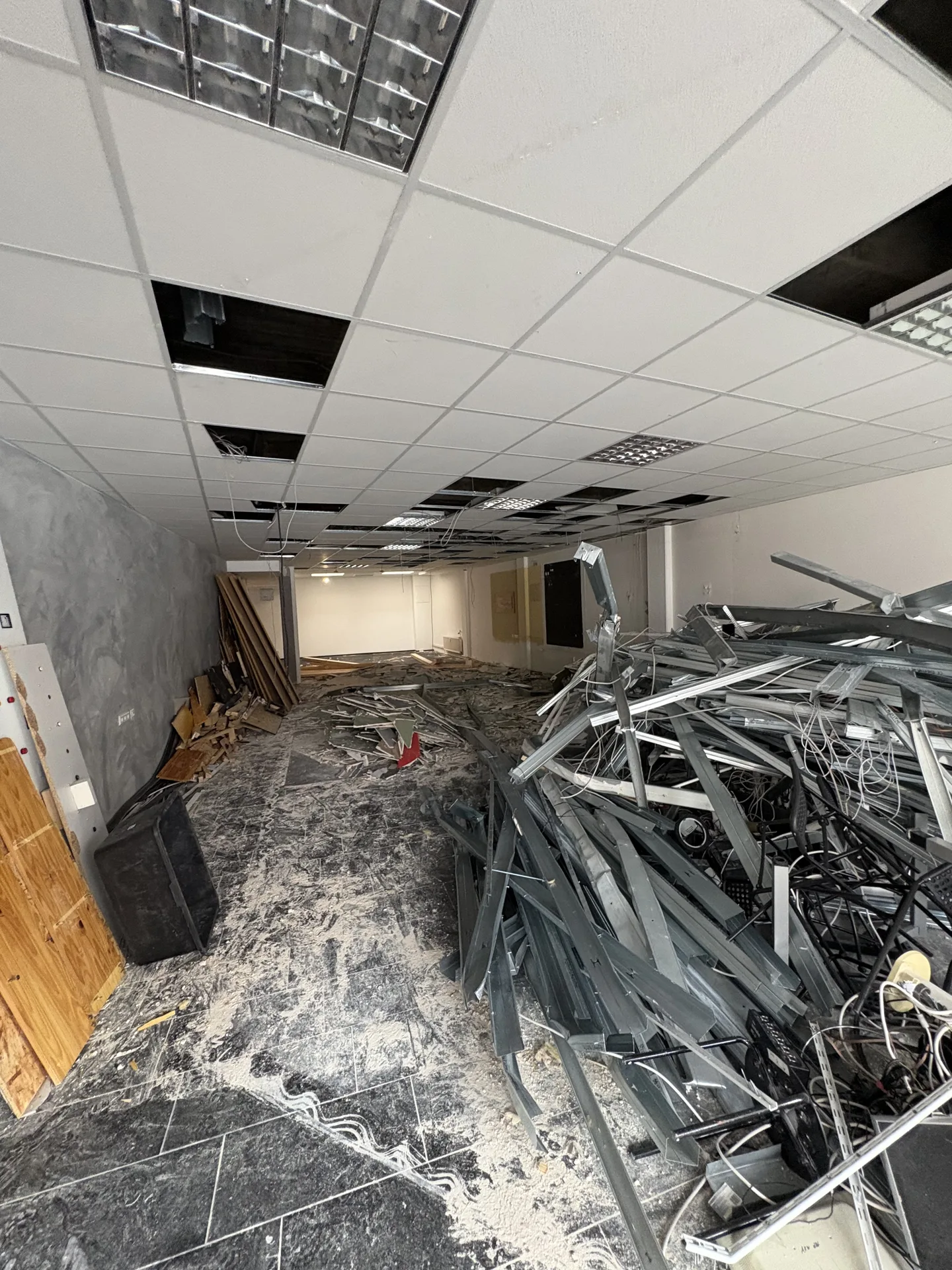 Innenabbruch mit Decken- und Metallmaterial