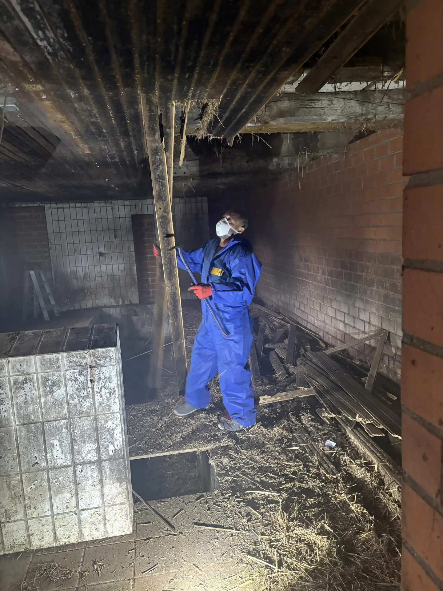 Innenrückbau in Schutzkleidung