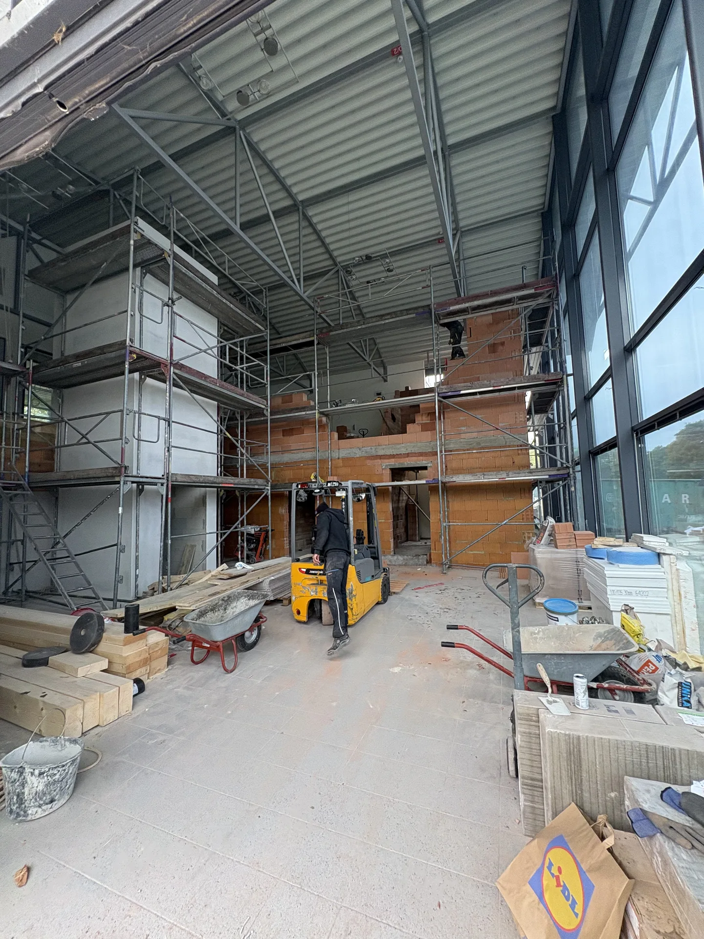 Gewerbehalle während des Umbaus von innen