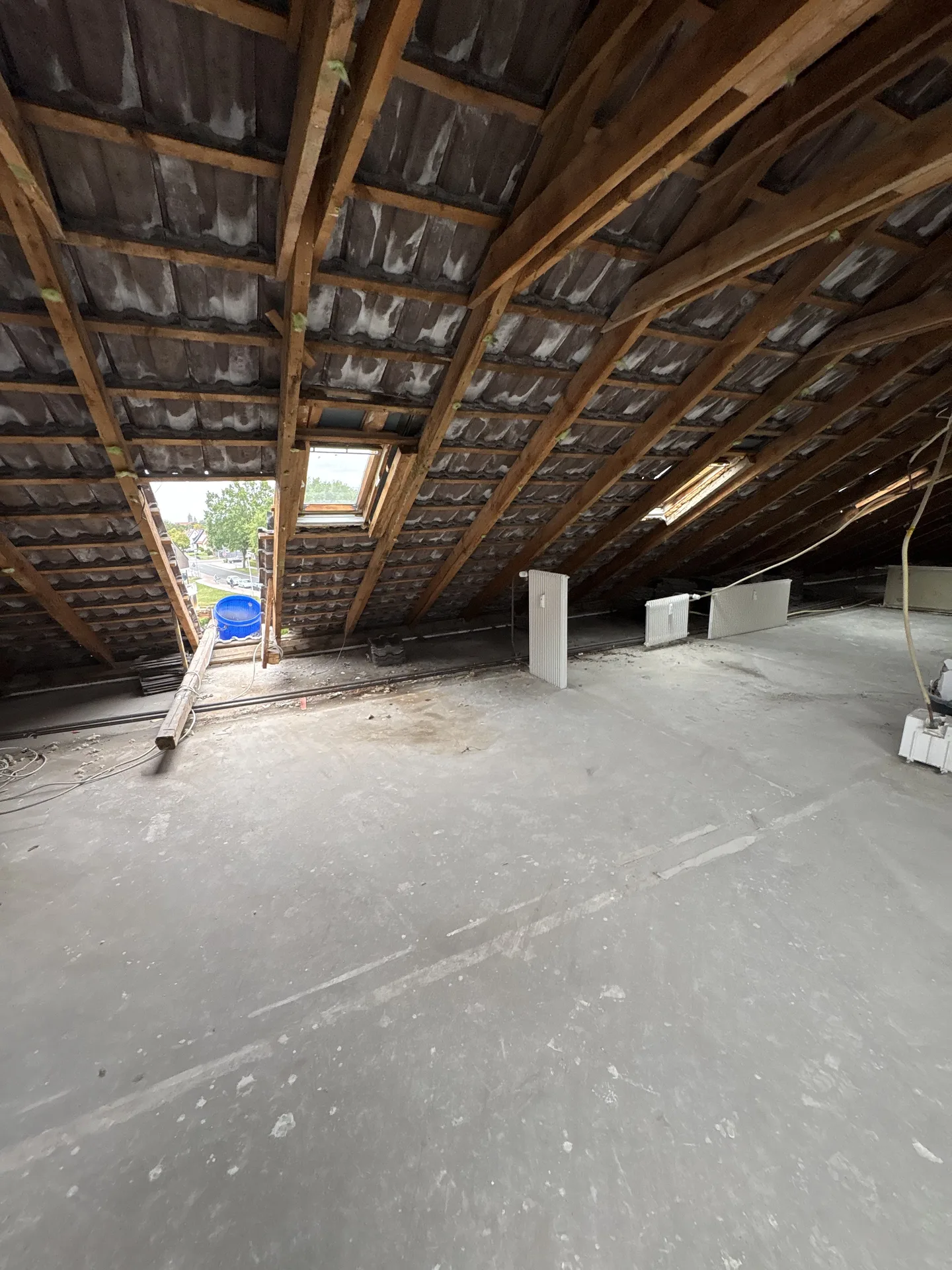 Entkernter Dachstuhl aus Holz